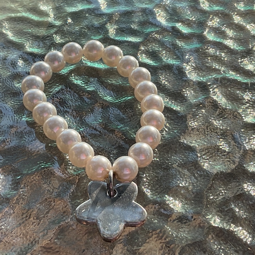 Faux Pearl bead bracelet with charm stretch white - Picture 4 of 7